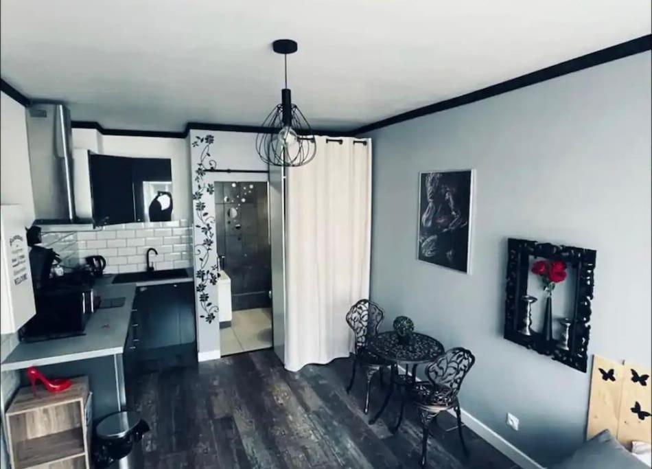 Orphelin Studio Avec Balneo Proche Centre Ville Reims Eksteriør billede